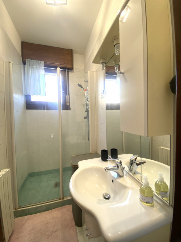 In vendita, nel cuore di Veggiano, proponiamo un affascinante appartamento trilocale arredato al ...