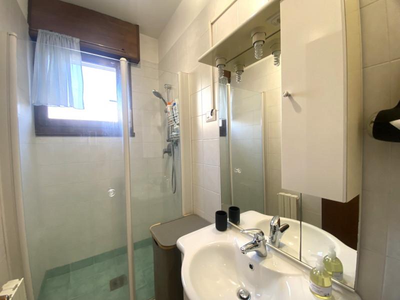 In vendita, nel cuore di Veggiano, proponiamo un affascinante appartamento trilocale arredato al ...