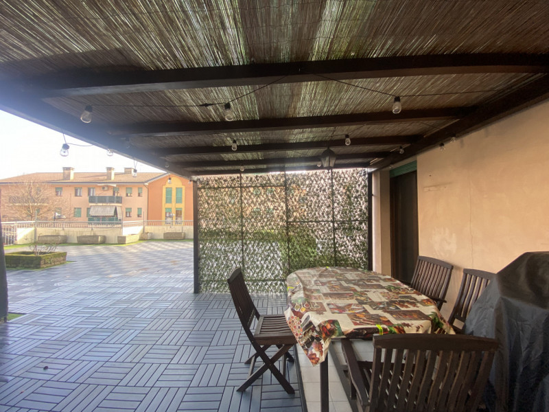 In vendita, nel cuore di Veggiano, proponiamo un affascinante appartamento trilocale al primo pia...