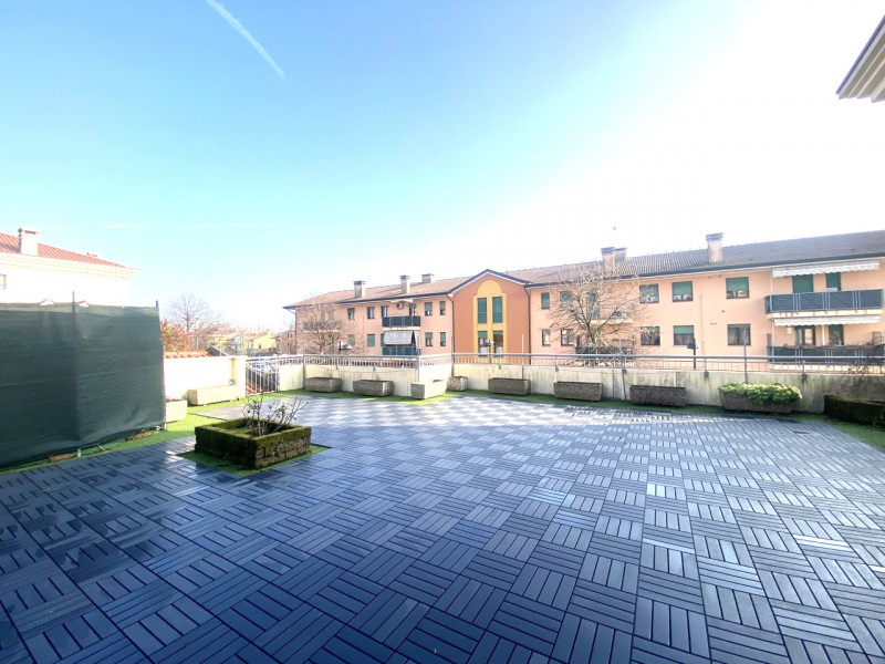 In vendita, nel cuore di Veggiano, proponiamo un affascinante appartamento trilocale arredato al ...