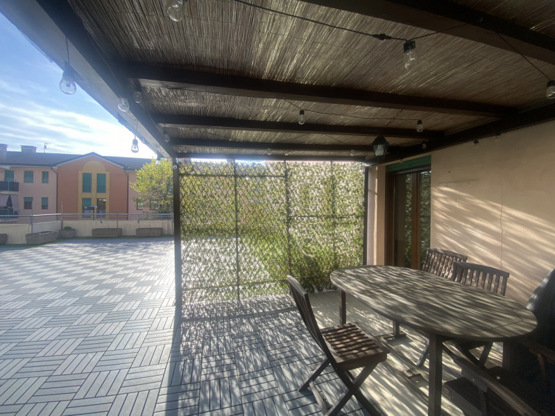 In vendita, nel cuore di Veggiano, proponiamo un affascinante appartamento trilocale arredato al ...