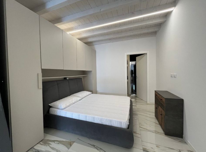 Proponiamo in affitto un monolocale di 43 mq situato nel cuore di Vittorio Veneto. L'immobile si ...