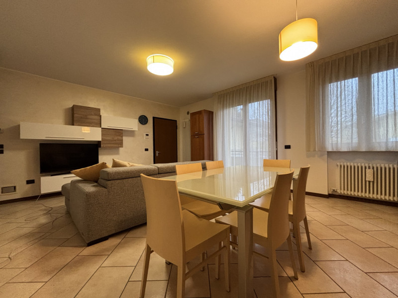 Bicamere con doppio terrazzo ad Altavilla Vicentina

Ti presentiamo un elegante appartamento situ...