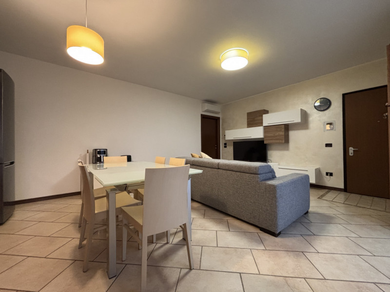 Bicamere con doppio terrazzo ad Altavilla Vicentina

Ti presentiamo un elegante appartamento situ...