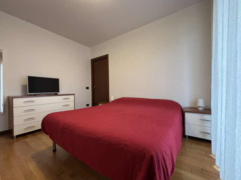 Bicamere con doppio terrazzo ad Altavilla Vicentina

Ti presentiamo un elegante appartamento situ...