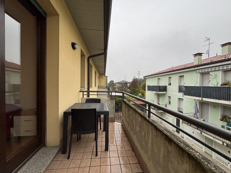 Bicamere con doppio terrazzo ad Altavilla Vicentina

Ti presentiamo un elegante appartamento situ...