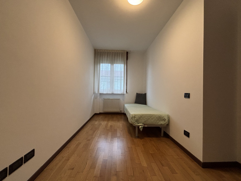 Bicamere con doppio terrazzo ad Altavilla Vicentina

Ti presentiamo un elegante appartamento situ...