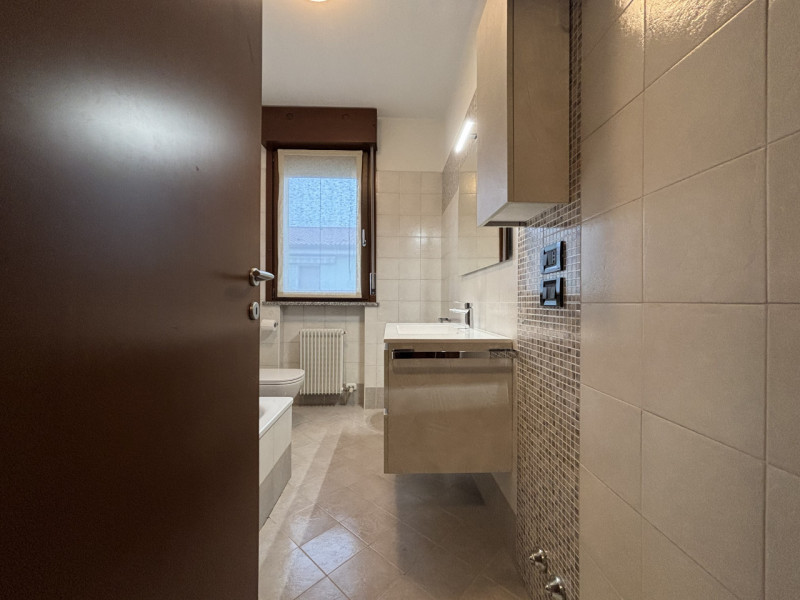 Bicamere con doppio terrazzo ad Altavilla Vicentina

Ti presentiamo un elegante appartamento situ...