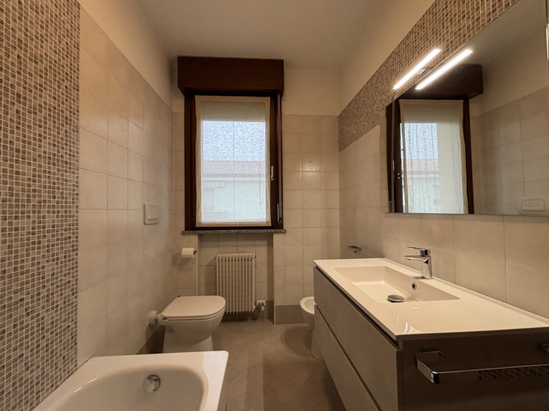 Bicamere con doppio terrazzo ad Altavilla Vicentina

Ti presentiamo un elegante appartamento situ...