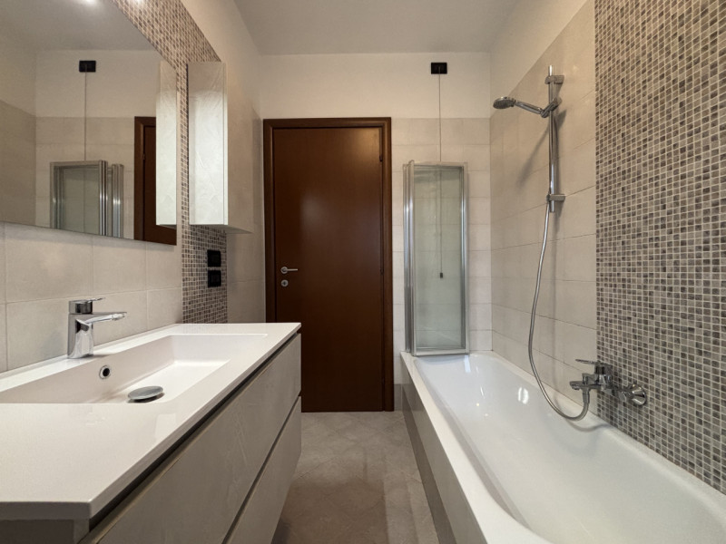 Bicamere con doppio terrazzo ad Altavilla Vicentina

Ti presentiamo un elegante appartamento situ...