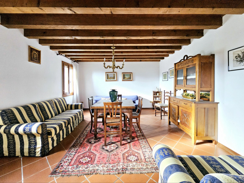 Proponiamo in vendita a Urbana, località San Salvaro, spaziosa abitazione accostata, situata in u...