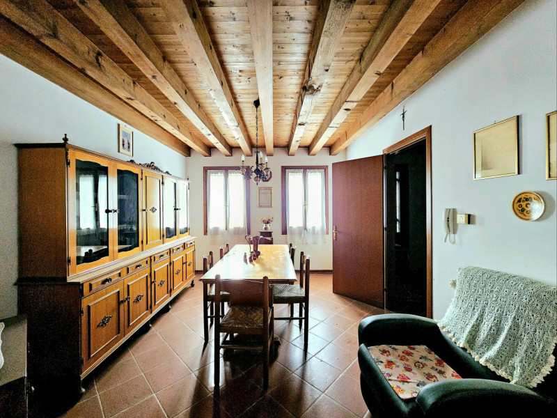 Proponiamo in vendita a Urbana, località San Salvaro, spaziosa abitazione accostata, situata in u...