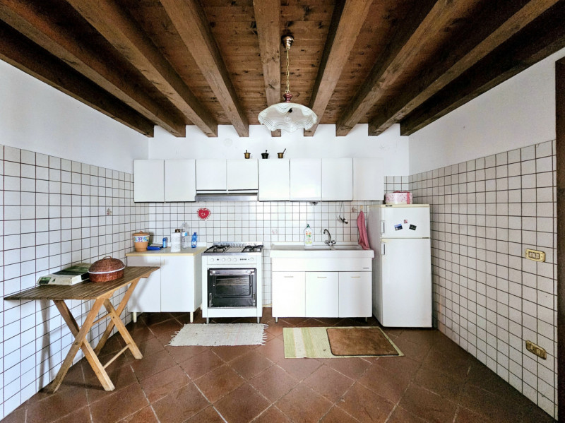 Proponiamo in vendita a Urbana, località San Salvaro, spaziosa abitazione accostata, situata in u...