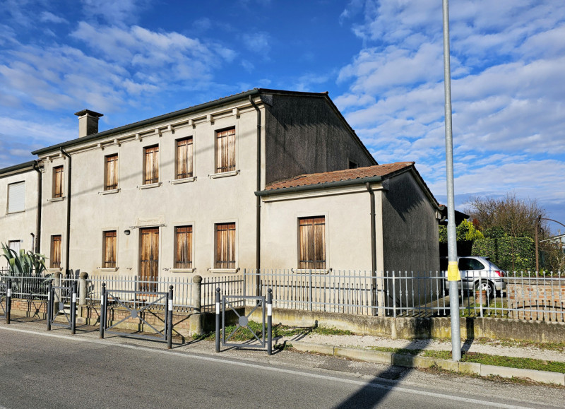 Proponiamo in vendita a Urbana, località San Salvaro, spaziosa abitazione accostata, situata in u...