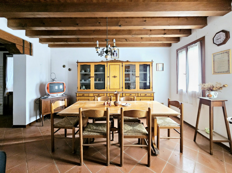 Proponiamo in vendita a Urbana, località San Salvaro, spaziosa abitazione accostata, situata in u...