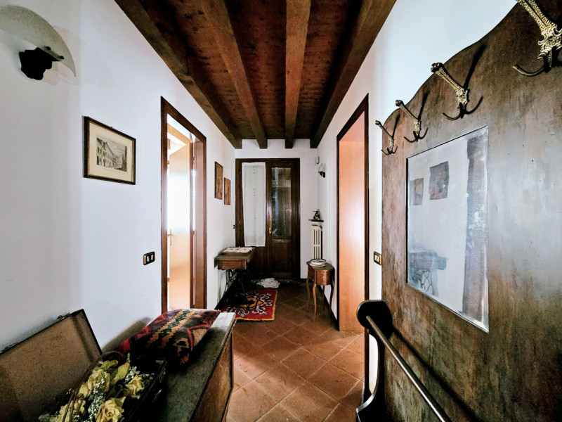 Proponiamo in vendita a Urbana, località San Salvaro, spaziosa abitazione accostata, situata in u...