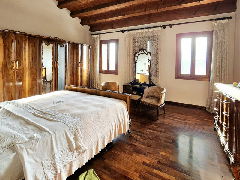 Proponiamo in vendita a Urbana, località San Salvaro, spaziosa abitazione accostata, situata in u...