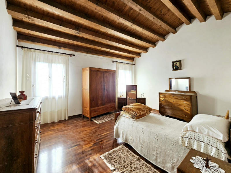 Proponiamo in vendita a Urbana, località San Salvaro, spaziosa abitazione accostata, situata in u...