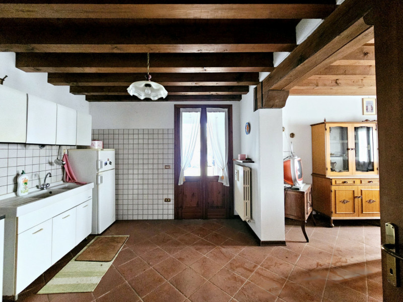 Proponiamo in vendita a Urbana, località San Salvaro, spaziosa abitazione accostata, situata in u...