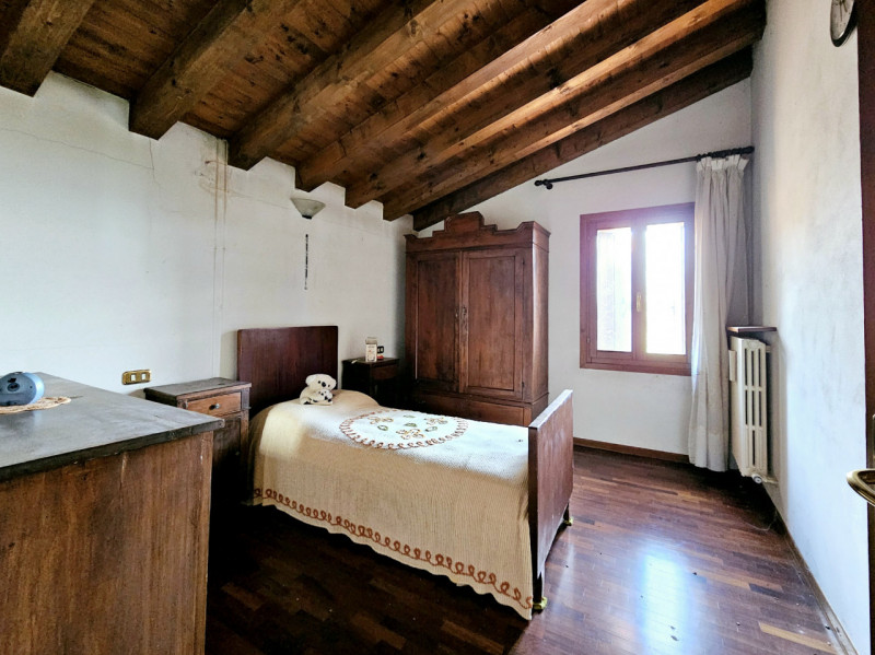 Proponiamo in vendita a Urbana, località San Salvaro, spaziosa abitazione accostata, situata in u...