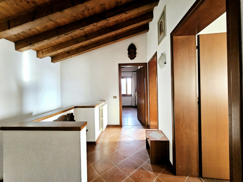 Proponiamo in vendita a Urbana, località San Salvaro, spaziosa abitazione accostata, situata in u...