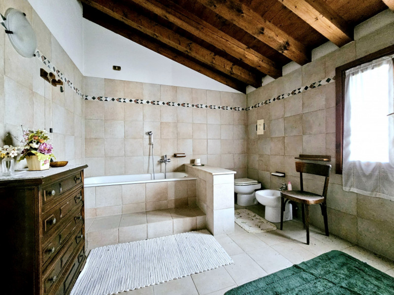 Proponiamo in vendita a Urbana, località San Salvaro, spaziosa abitazione accostata, situata in u...