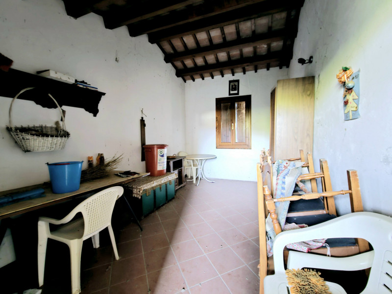 Proponiamo in vendita a Urbana, località San Salvaro, spaziosa abitazione accostata, situata in u...