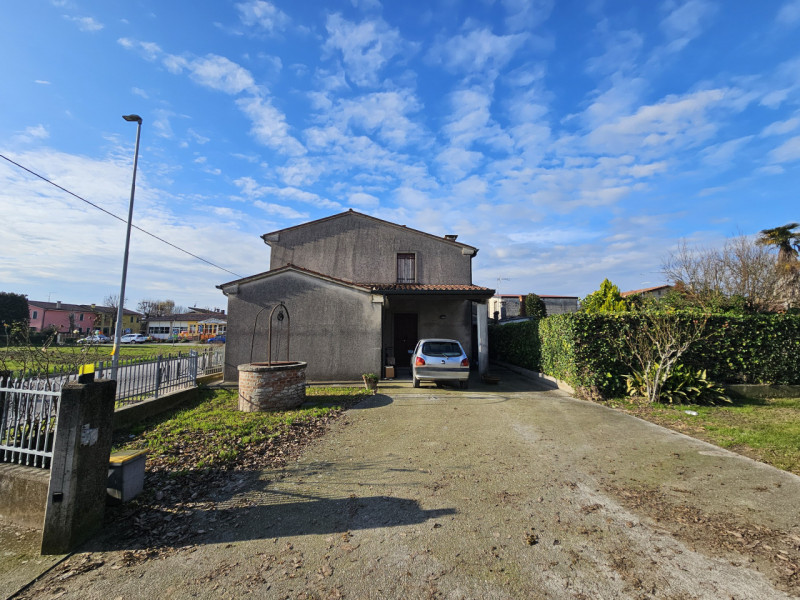 Proponiamo in vendita a Urbana, località San Salvaro, spaziosa abitazione accostata, situata in u...