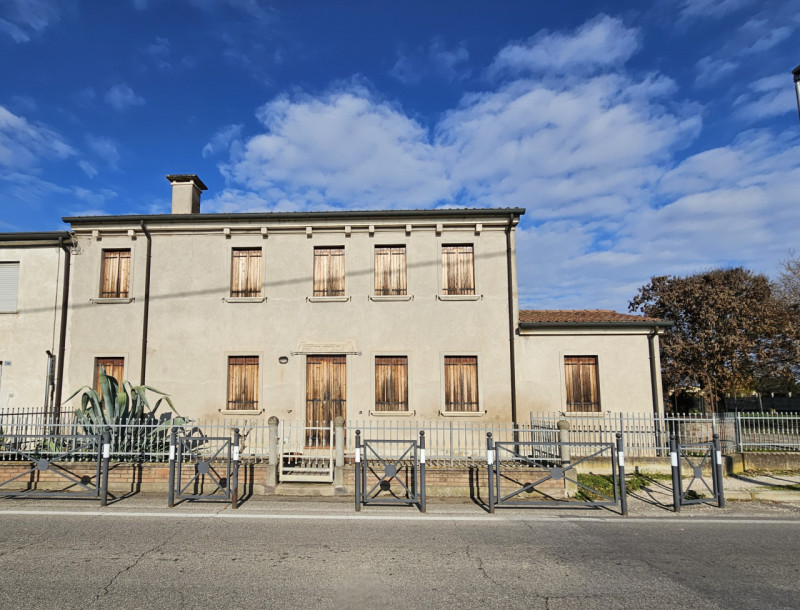 Proponiamo in vendita a Urbana, località San Salvaro, spaziosa abitazione accostata, situata in u...