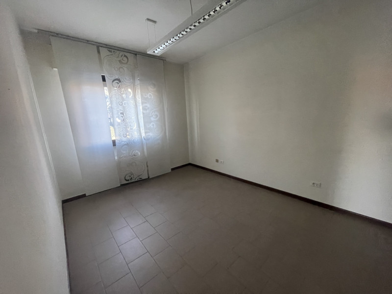 Proponiamo in vendita un luminoso ufficio situato nella vivace località di Peraga, nel Comune di ...