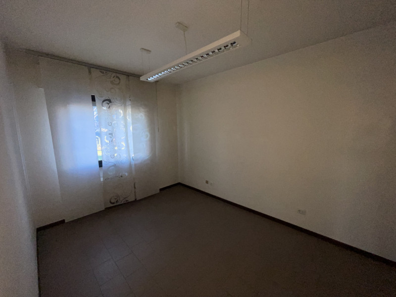 Proponiamo in vendita un luminoso ufficio situato nella vivace località di Peraga, nel Comune di ...