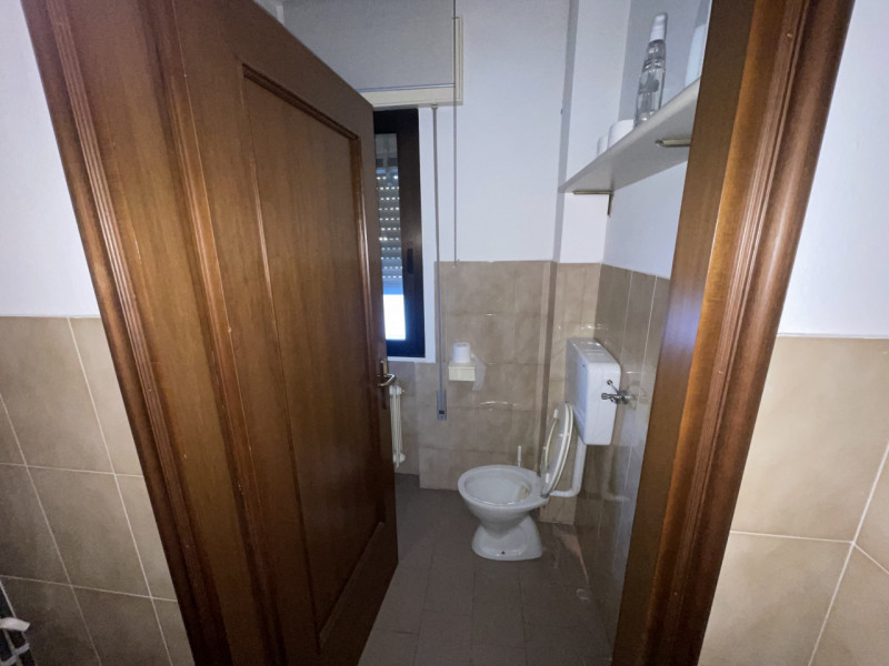 Proponiamo in vendita un luminoso ufficio situato nella vivace località di Peraga, nel Comune di ...