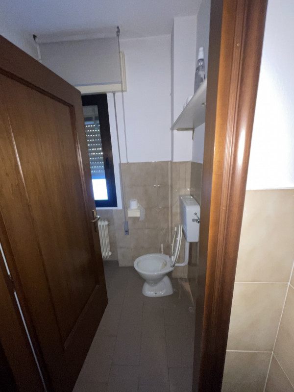 Proponiamo in vendita un luminoso ufficio situato nella vivace località di Peraga, nel Comune di ...