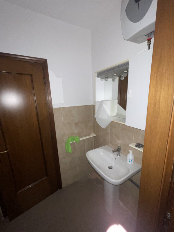 Proponiamo in vendita un luminoso ufficio situato nella vivace località di Peraga, nel Comune di ...