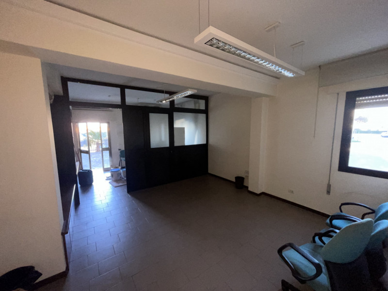 Proponiamo in vendita un luminoso ufficio situato nella vivace località di Peraga, nel Comune di ...