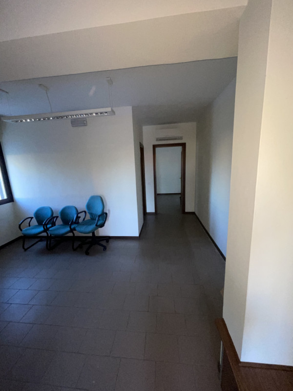 Proponiamo in vendita un luminoso ufficio situato nella vivace località di Peraga, nel Comune di ...