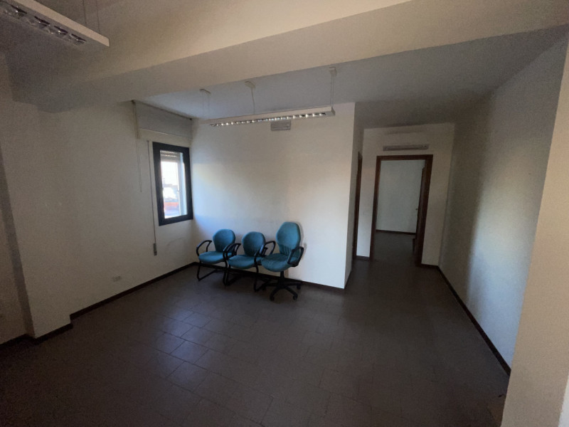 Proponiamo in vendita un luminoso ufficio situato nella vivace località di Peraga, nel Comune di ...