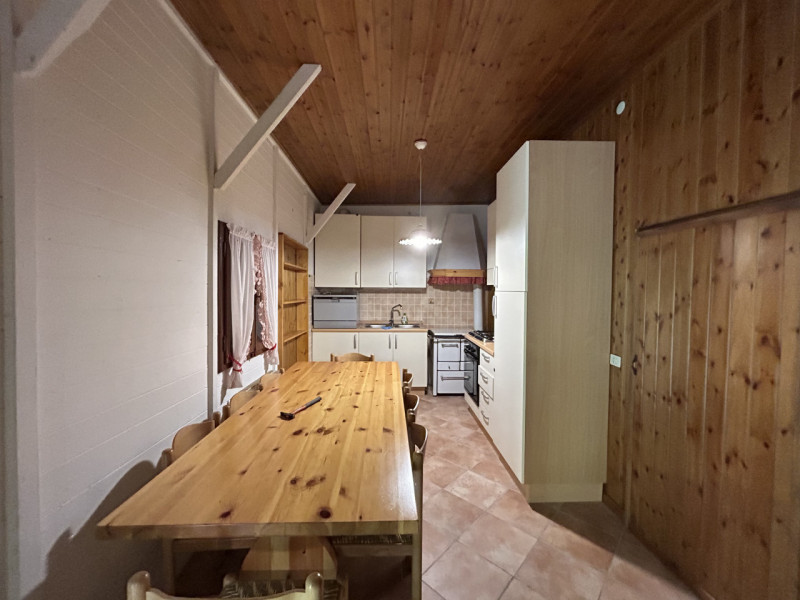 Ai piedi del Cansiglio vendiamo porzione di baita (bifamiliare) con scoperto di proprietà. 
L’imm...