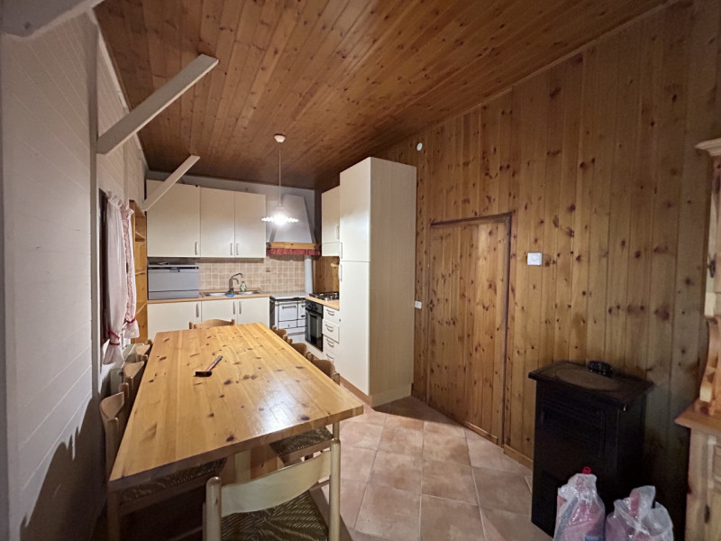 Ai piedi del Cansiglio vendiamo porzione di baita (bifamiliare) con scoperto di proprietà. 
L’imm...