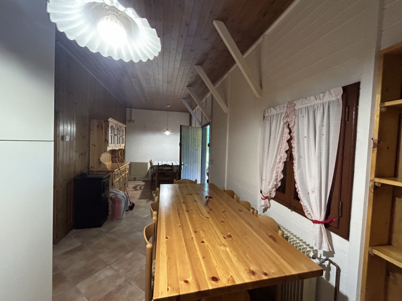 Ai piedi del Cansiglio vendiamo porzione di baita (bifamiliare) con scoperto di proprietà. 
L’imm...