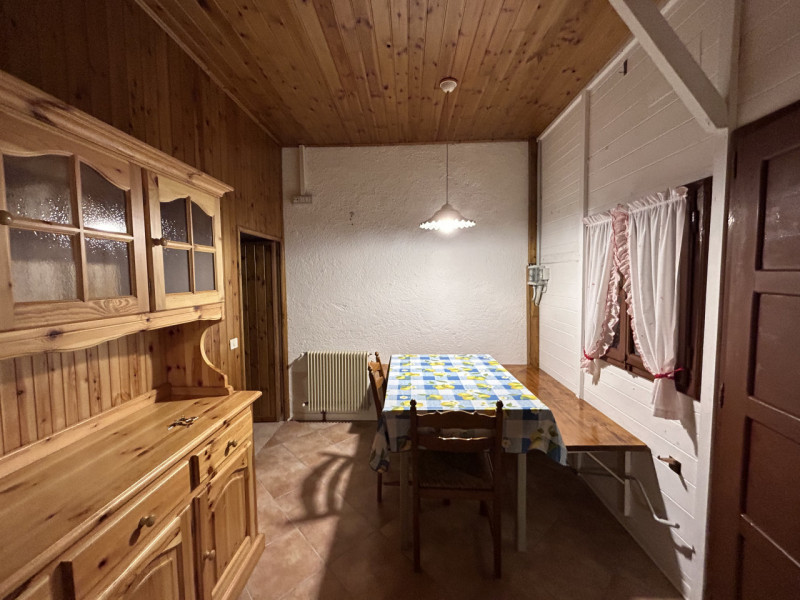 Ai piedi del Cansiglio vendiamo porzione di baita (bifamiliare) con scoperto di proprietà. 
L’imm...