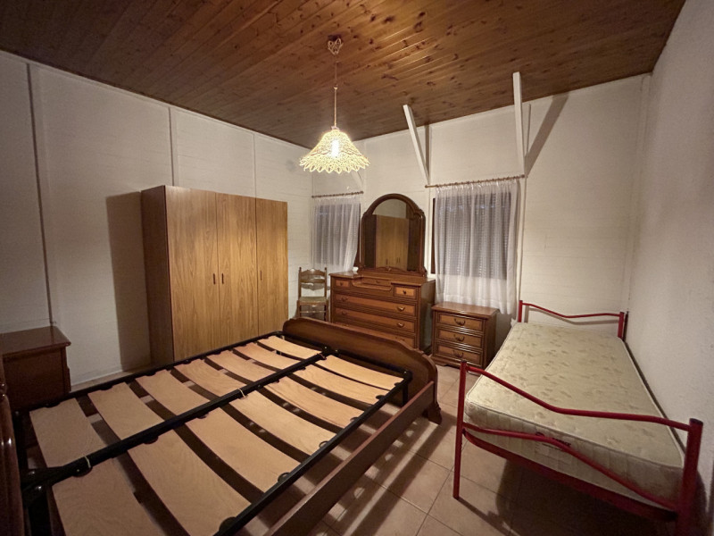 Ai piedi del Cansiglio vendiamo porzione di baita (bifamiliare) con scoperto di proprietà. 
L’imm...