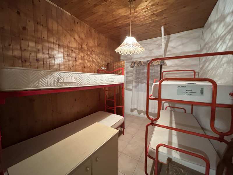 Ai piedi del Cansiglio vendiamo porzione di baita (bifamiliare) con scoperto di proprietà. 
L’imm...