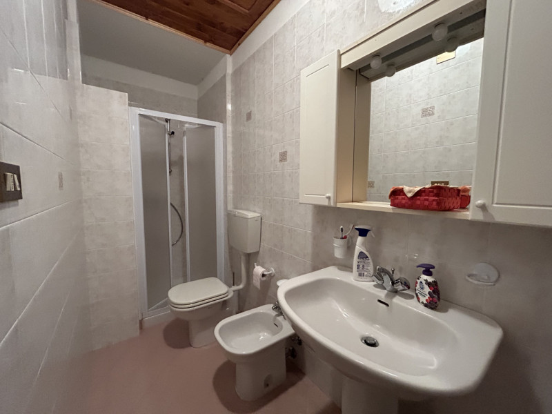 Ai piedi del Cansiglio vendiamo porzione di baita (bifamiliare) con scoperto di proprietà. 
L’imm...