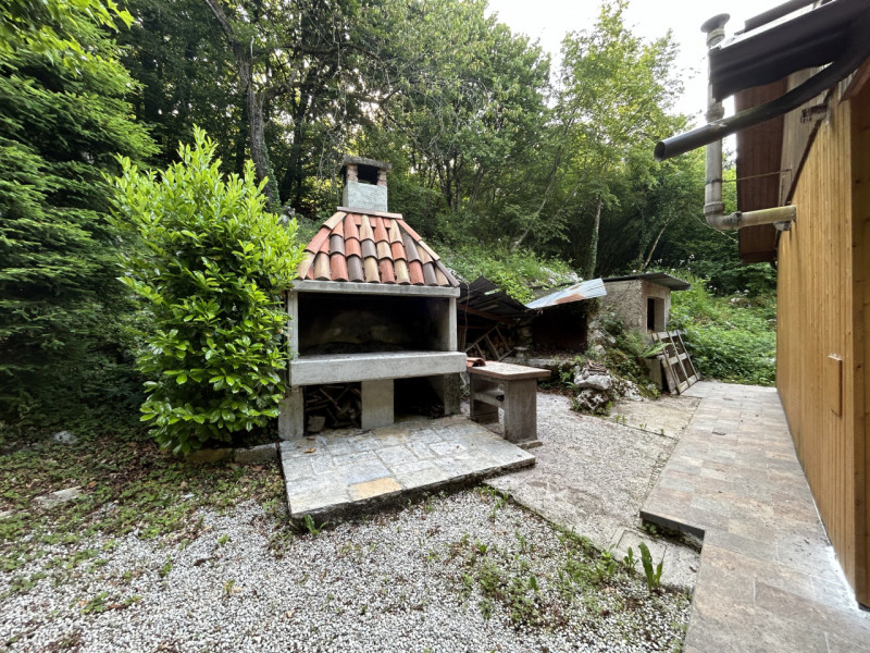 Ai piedi del Cansiglio vendiamo porzione di baita (bifamiliare) con scoperto di proprietà. 
L’imm...