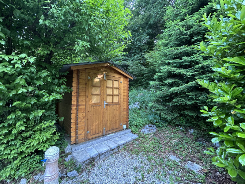 Ai piedi del Cansiglio vendiamo porzione di baita (bifamiliare) con scoperto di proprietà. 
L’imm...