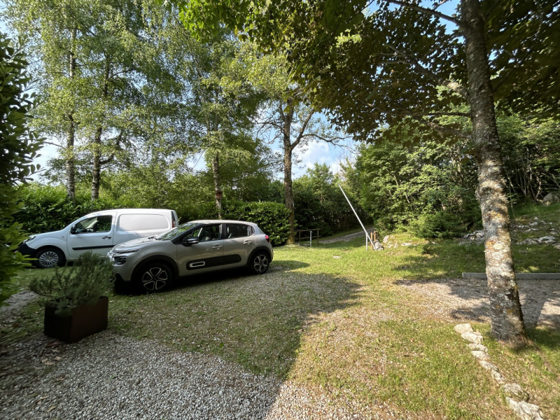 Ai piedi del Cansiglio vendiamo porzione di baita (bifamiliare) con scoperto di proprietà. 
L’imm...