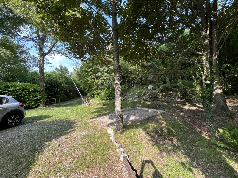 Ai piedi del Cansiglio vendiamo porzione di baita (bifamiliare) con scoperto di proprietà. 
L’imm...