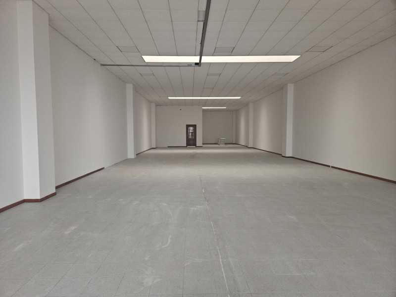 Scopri un'opportunità unica di affittare un negozio straordinario fronte strada statale Este, una...