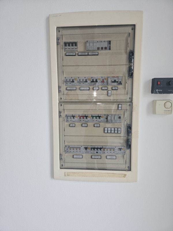 Scopri un'opportunità unica di affittare un negozio straordinario fronte strada statale Este, una...